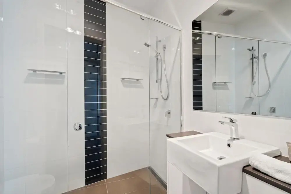 Stylish Curtin Stay With Balcony Views
