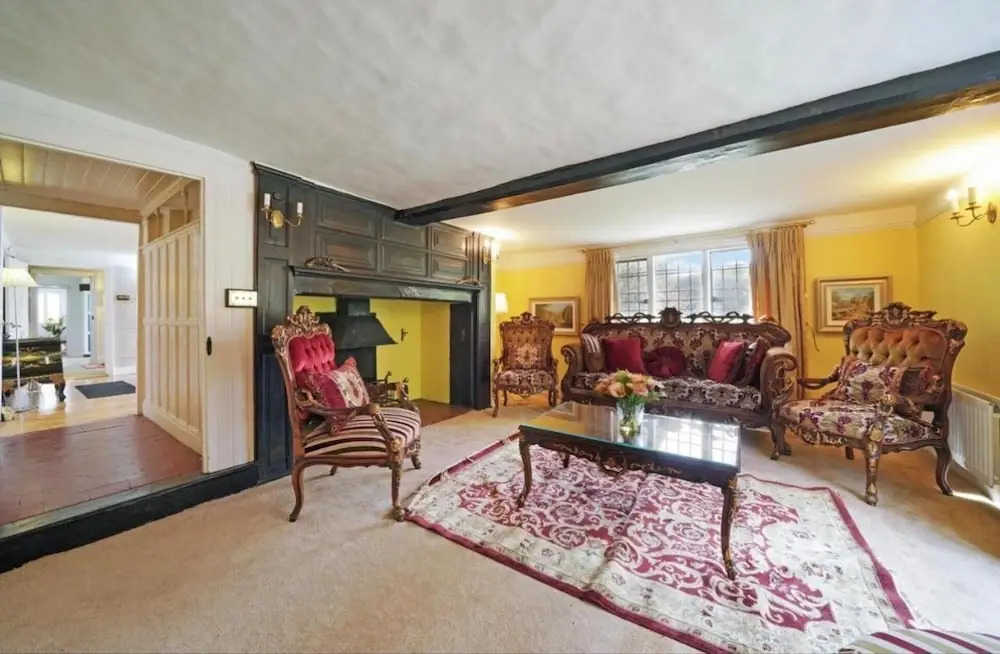 Villa Sleeps 17 With Hot Tub and Parking