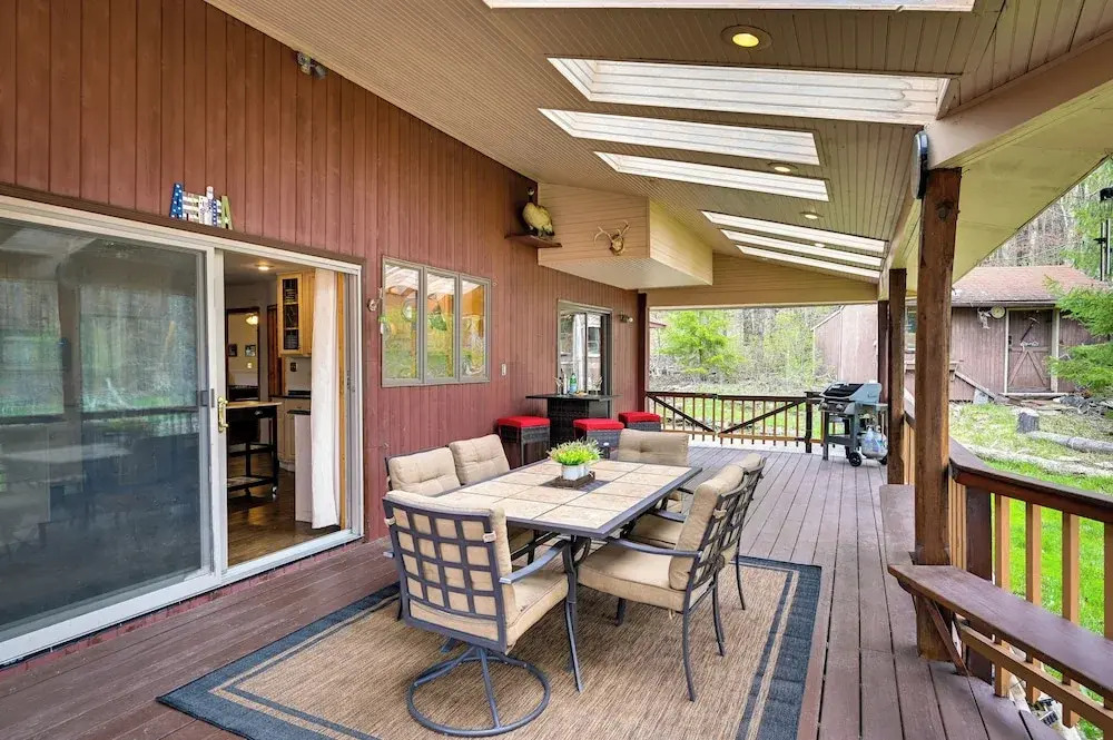 New York Retreat - Furnished Deck & Mountain Views