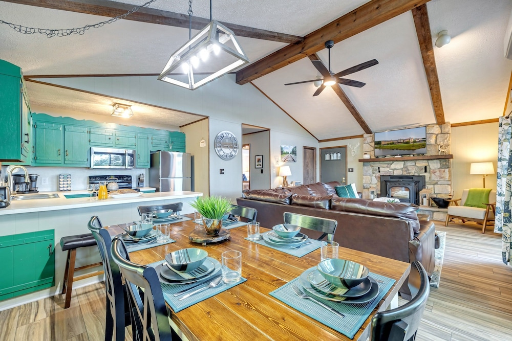 Lakefront Poconos Retreat w Hot Tub Dog Friendly