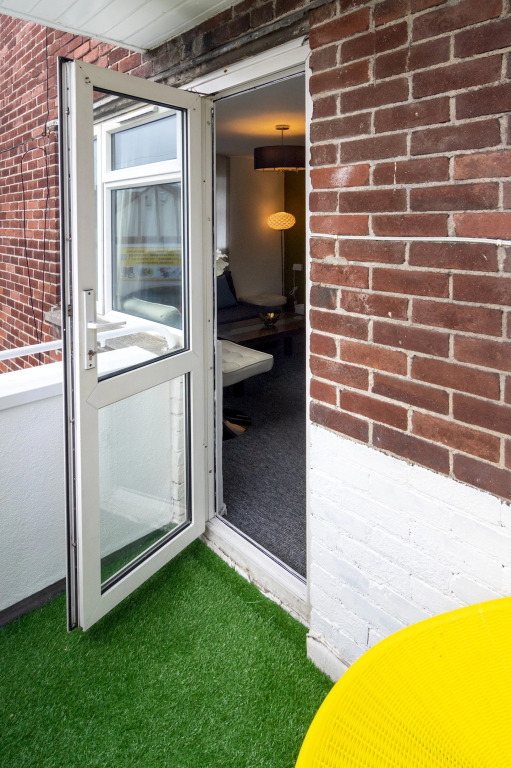 PickThePlace 3-bedroom Plymouth apartment