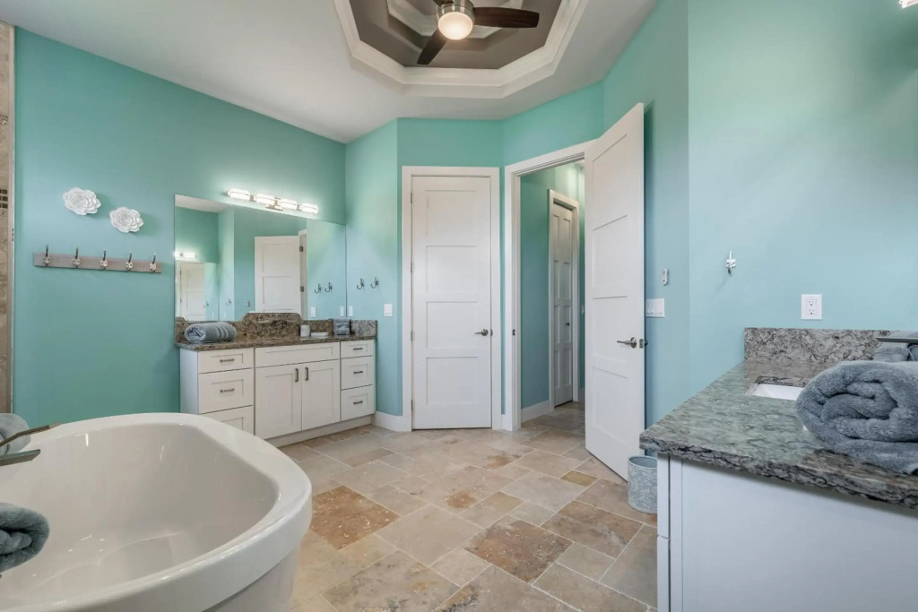 Custom Heated Pool, Kayaks, Bikes, & Spectacular Views - Villa Lakeside Oasis - Roelens Vacations