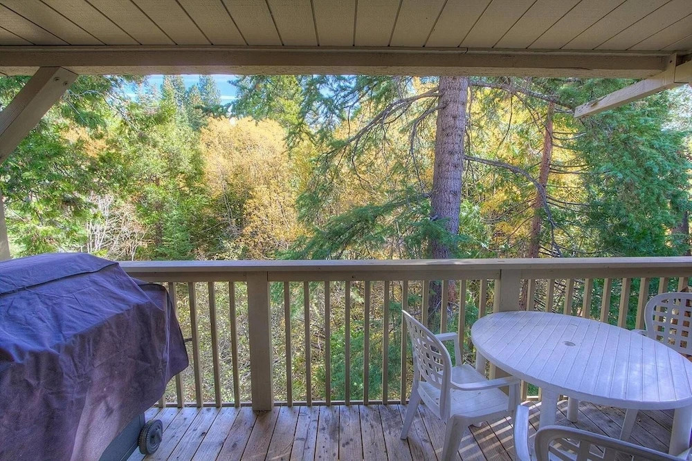 Forest View Townhouse 3 Bedroom Home by RedAwning