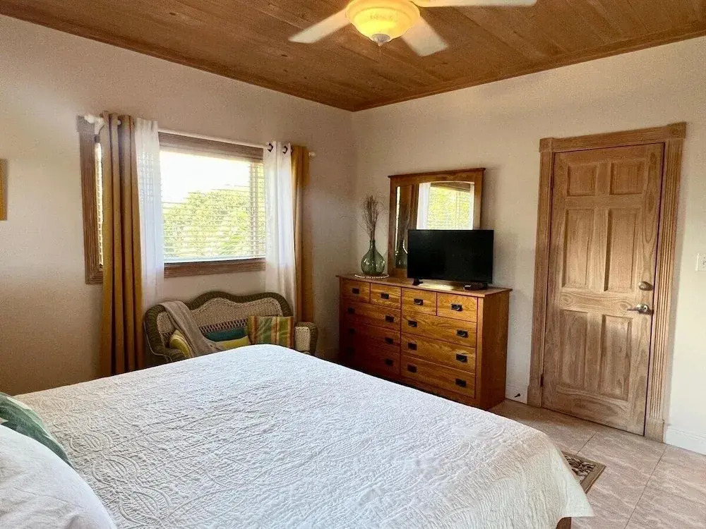 Chat N Chill - Top Floor Condo, Walk To Pink Sands Beach 2 Bedroom Townhouse