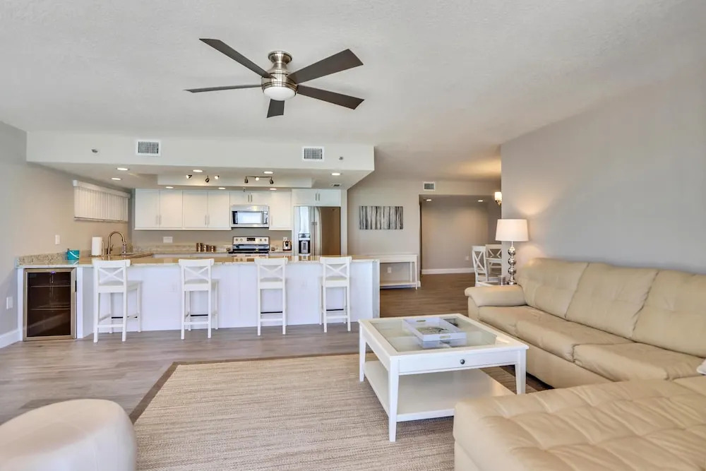 Trillium 4C Beach Front With Private Balcony/updated/pool!