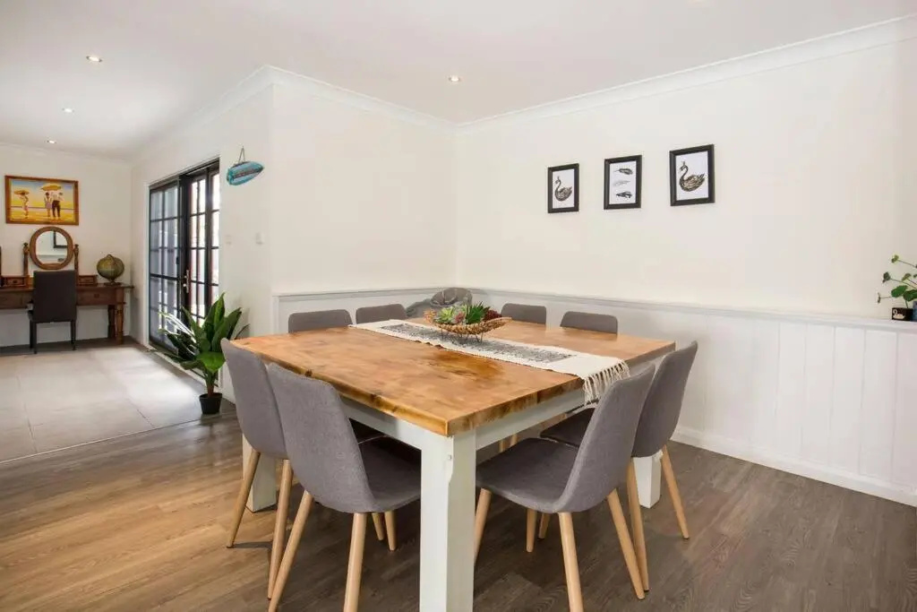 Swanway family holiday home - 15 min walk to beach, seconds to lake