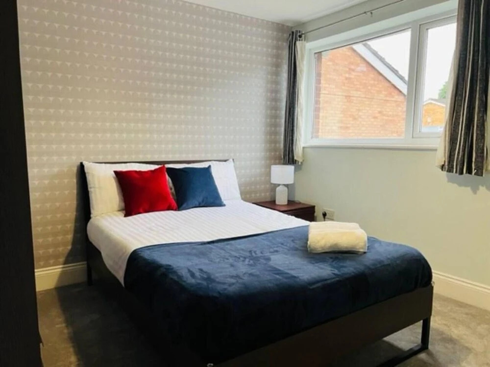 4 Bed House - Sleeps 9 - Garden - Parking - Wifi