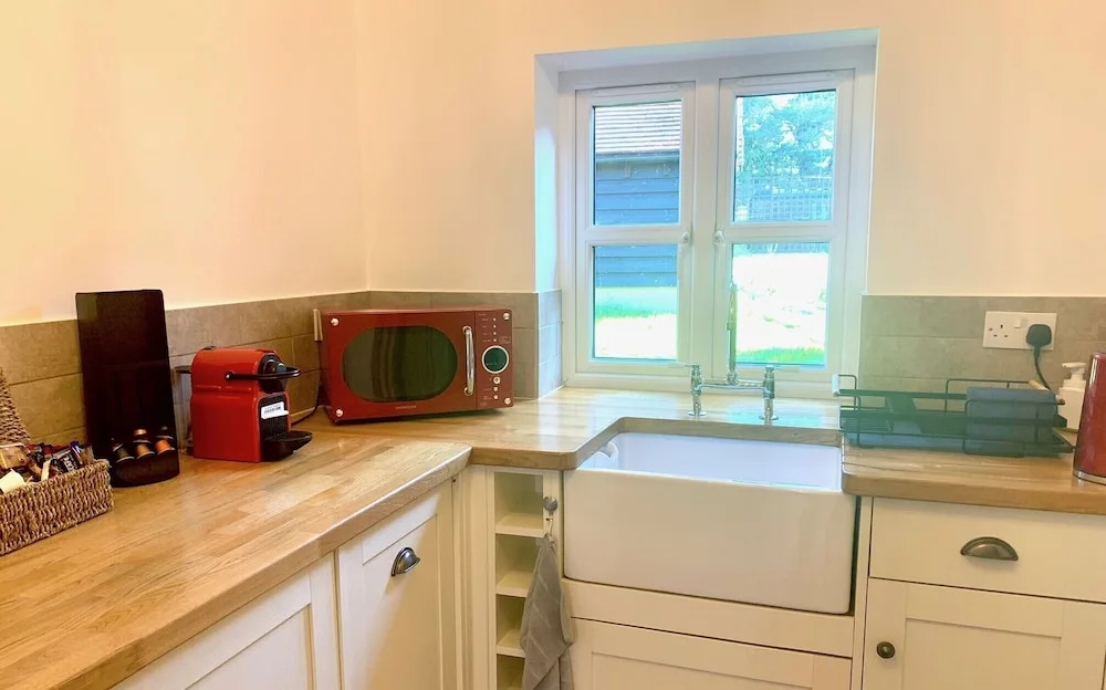 Flint Cottage - Sleeps 6 - Private Woodland