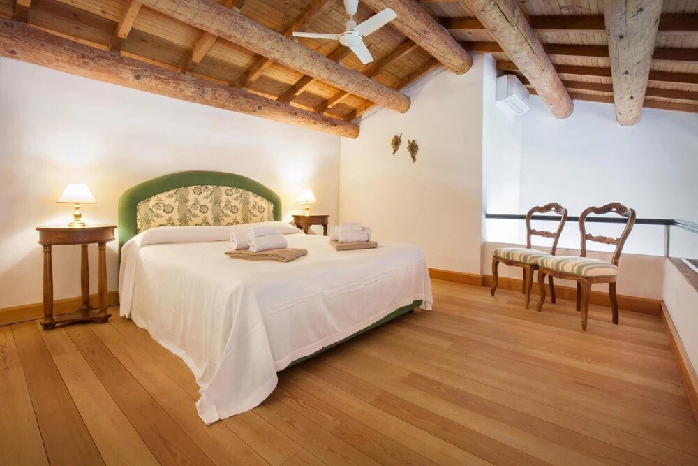 C Cantoni - 10 Sleeps Villa With Pool Stunning Views in Garda