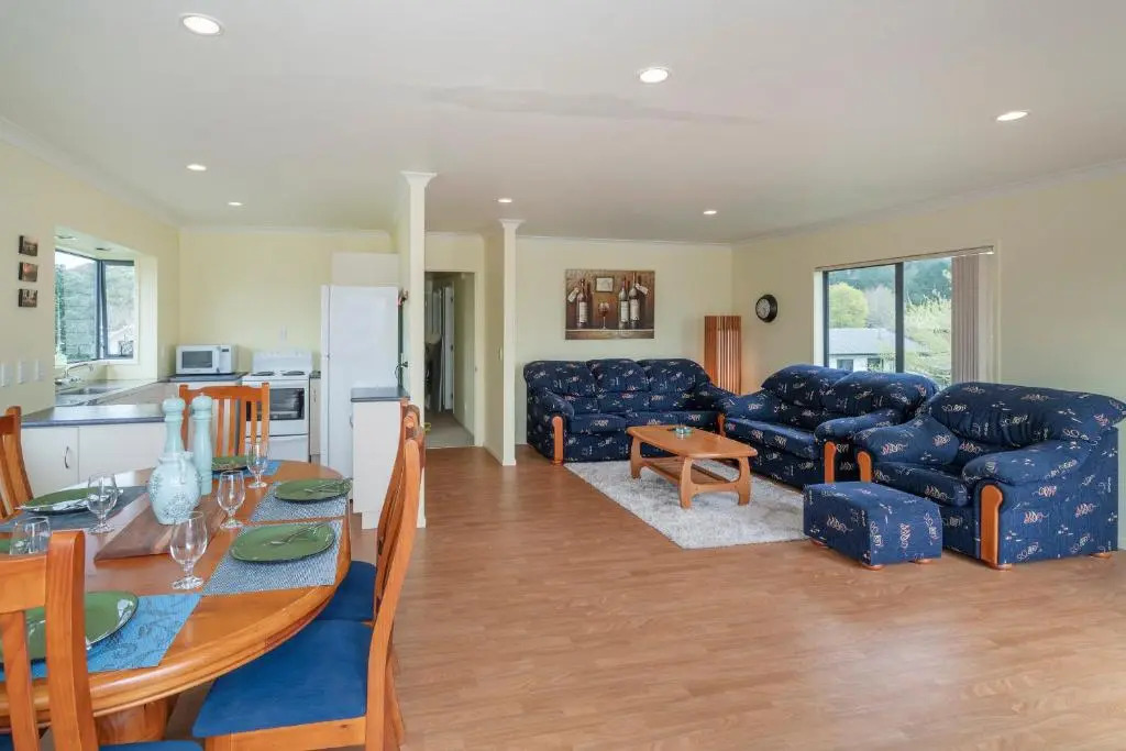 Hosts on the Coast Laze Away on Cook