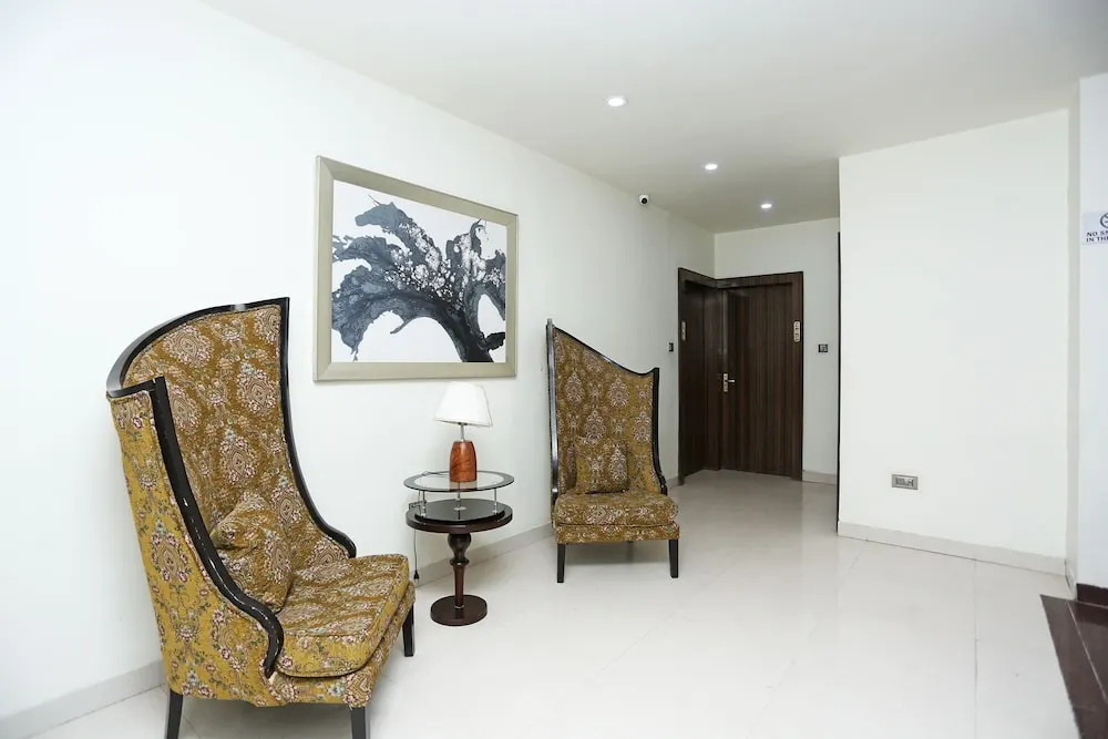 OYO 8183 Hotel Sandal Wood