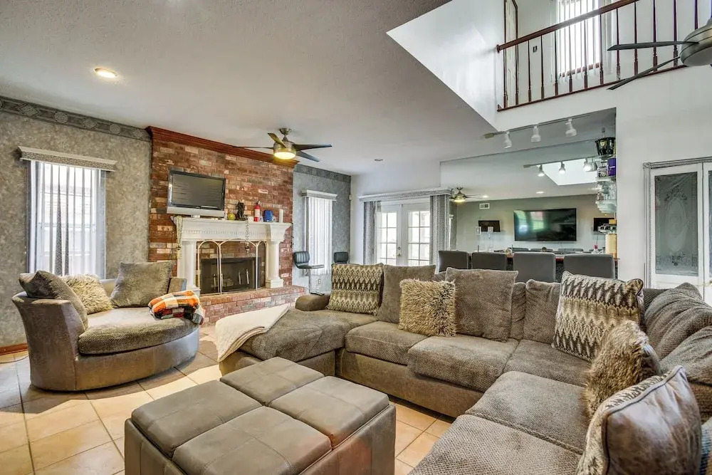 4 Mi to Bourbon St: Spacious Retreat w/ Wet Bar!