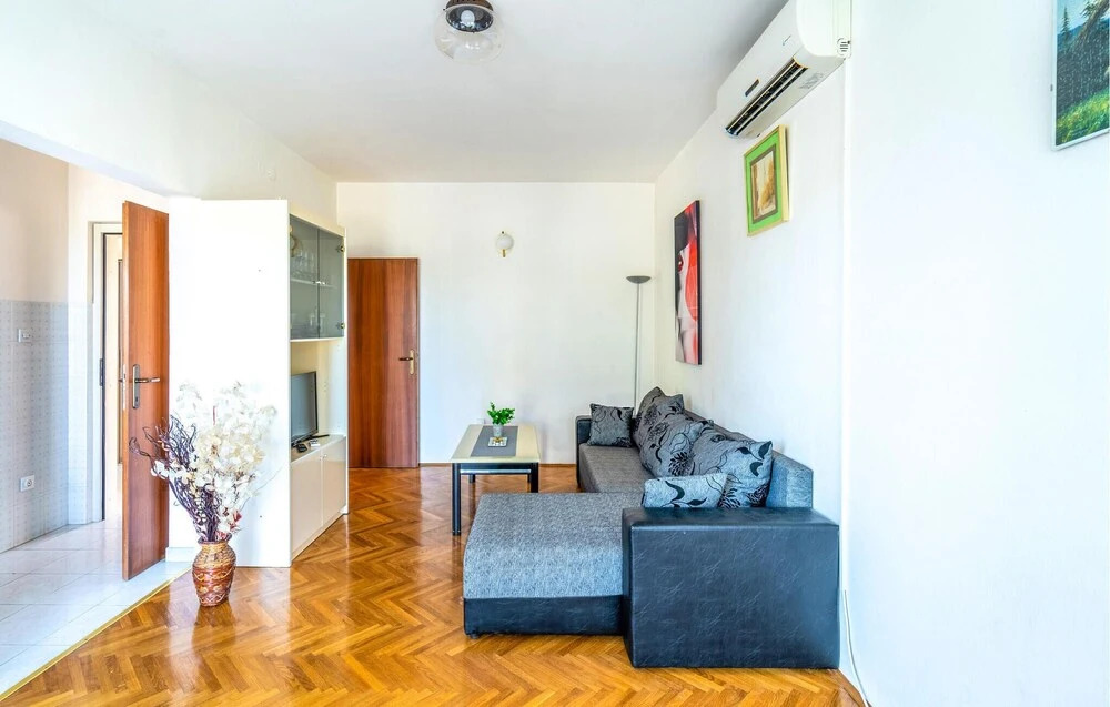 Beautiful Home in Stinjan With Wifi and 4 Bedrooms