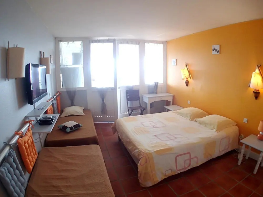 Studio in Saint-françois, With Wonderful sea View, Pool Access, Furnis