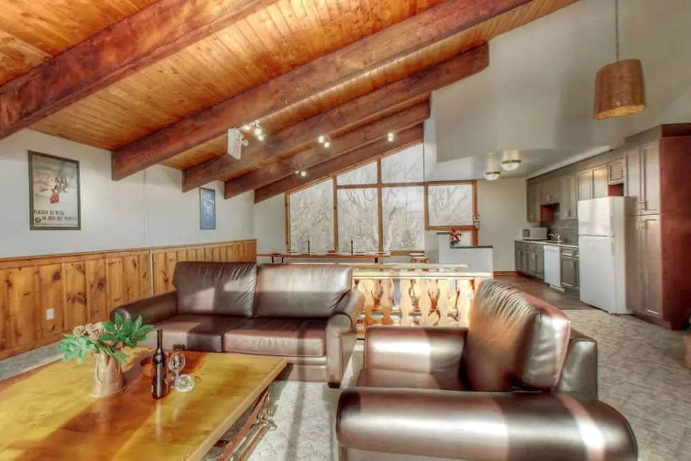 Spacious 8 bdrm Cottage with Private Beach Access, BBQ, Hot Tub, Sauna, Pet friendly