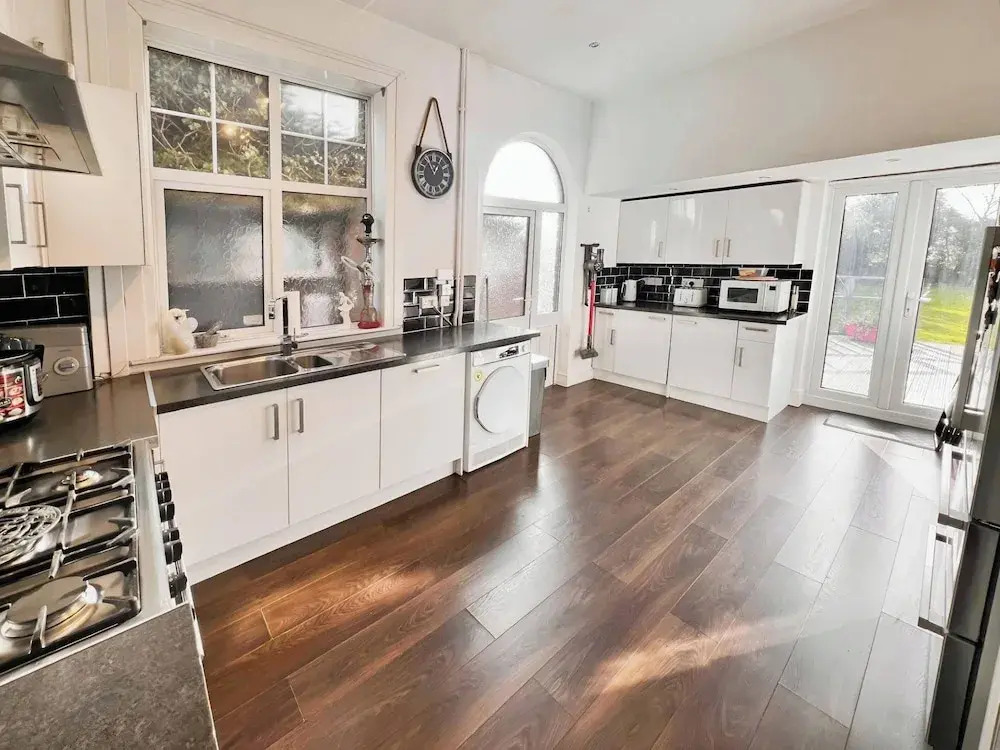 House-sleeps10-hottub-garden-parking-10mintotown