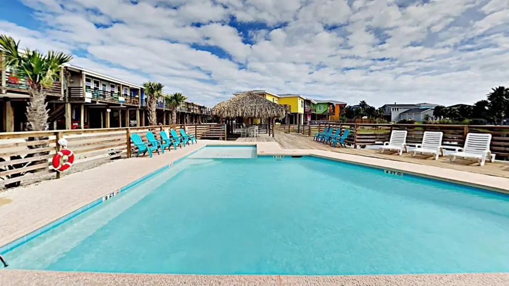 OV23 House on Stilts with Beachy Decor, Located near Beach, Balcony, Shared Pool