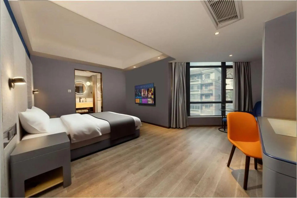Lanou Hotel (Nanchang tengwangge bayigan subway station store)
