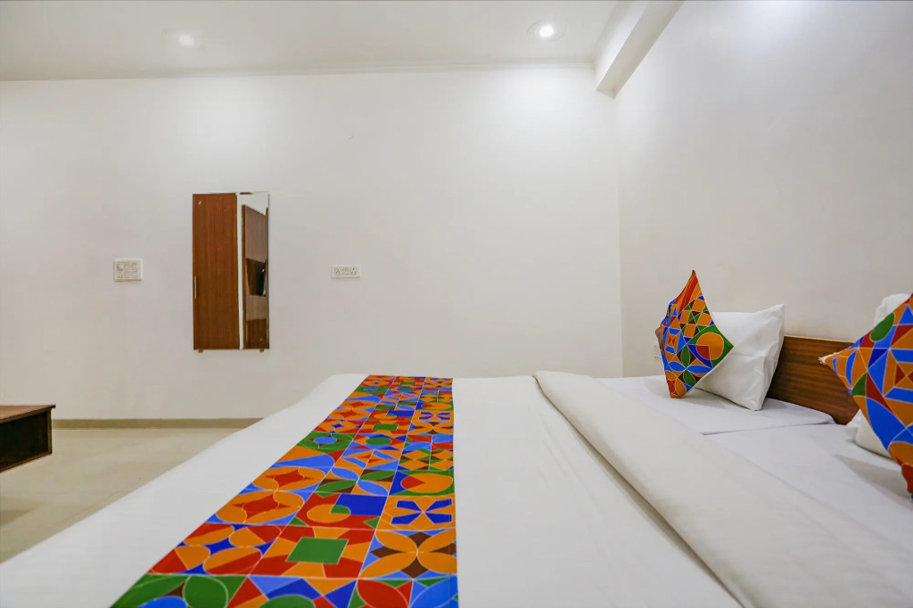 Fabhotel 52 Ivory