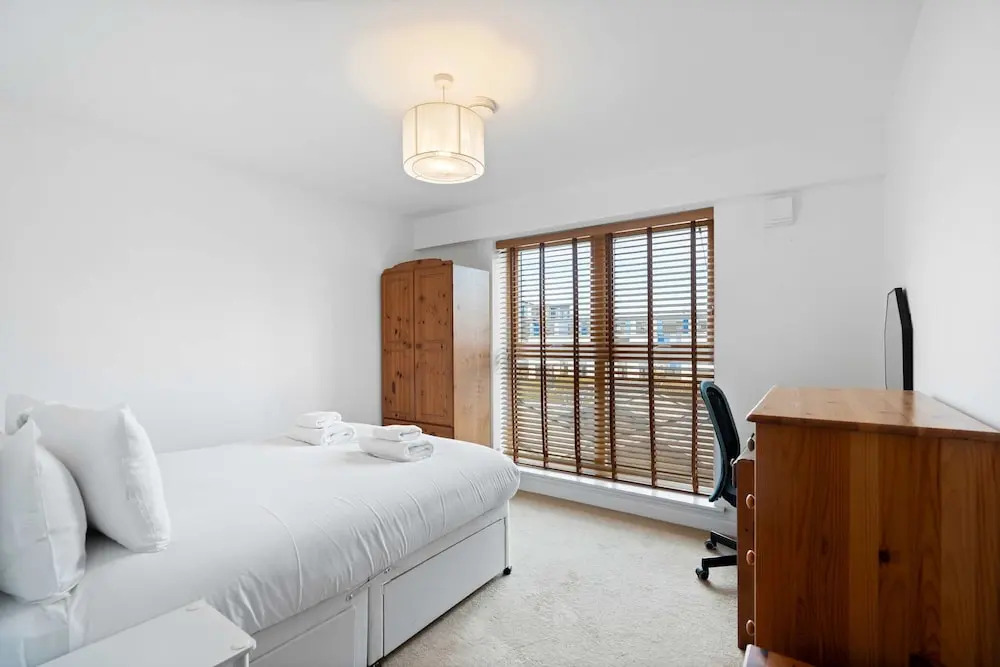 Brighton Getaway - Modern Apartment With Balcony