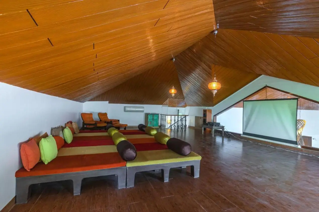 SaffronStays Casa Del Palms - 8BR luxury pool villa with gazebo, pickleball, bar & lawns near Nagaon Beach