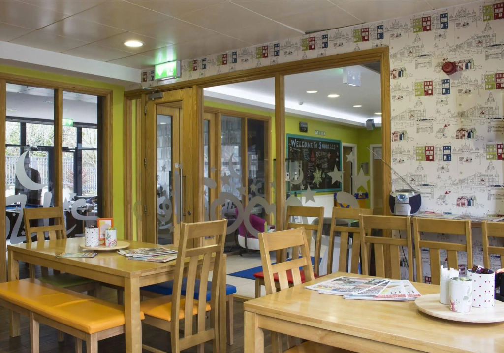 Snoozles Tourist Hostel