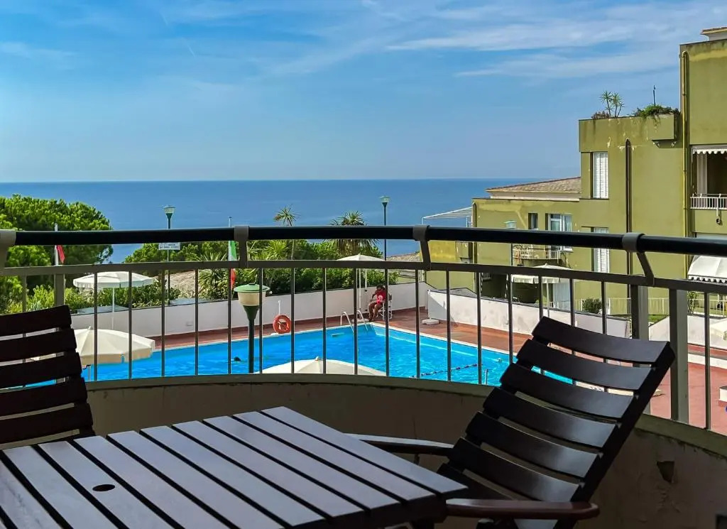 Appartamento in pineta con vista mare e piscina