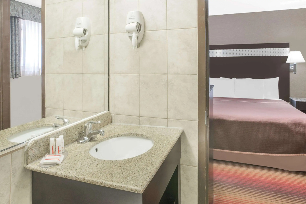 Howard Johnson by Wyndham North Bergen