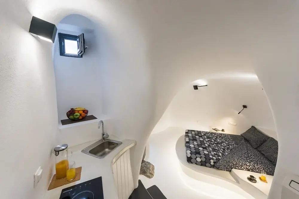 The Luna Cavern 2 with Hot Tub White