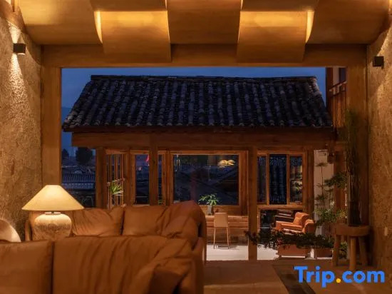 Panoramic View of Snow Mountain in Shanye Rizhao Jinshan (Lijiang Ancient City Branch)