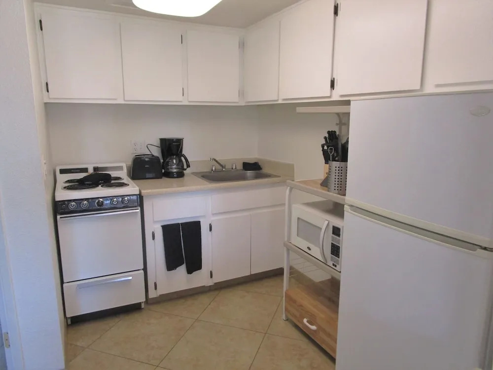 102 -Fully Furnished 1BR Suite-Prime Location! by RedAwning