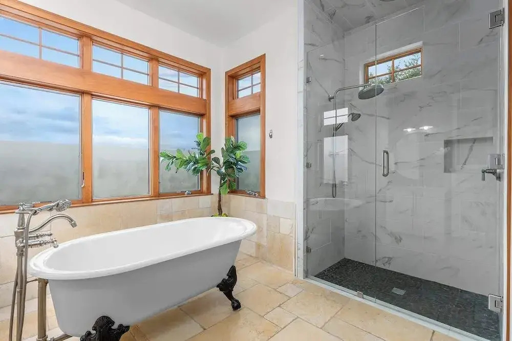 Luxurious Lake Park House: Sleeps 25, Pool, Hot-tub, Firepit and Game Room!
