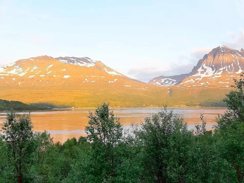 5 person holiday home in Straumsbukta