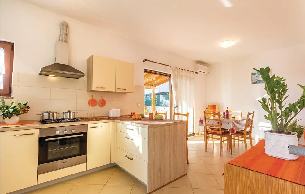 Stunning Home in Liznjan With Wifi and 2 Bedrooms