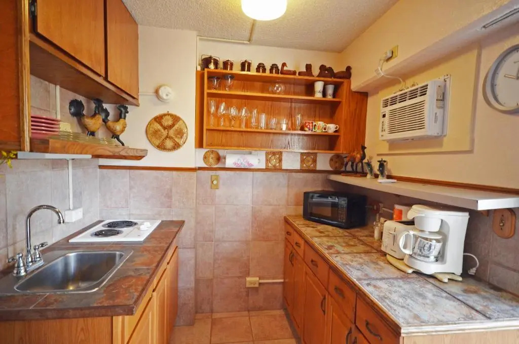 Sea Shore 41 Private Studio in Waikiki, 1 Block to Beach