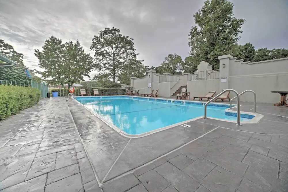 < 1 Mi to Branson Strip: Condo on Golf Course!