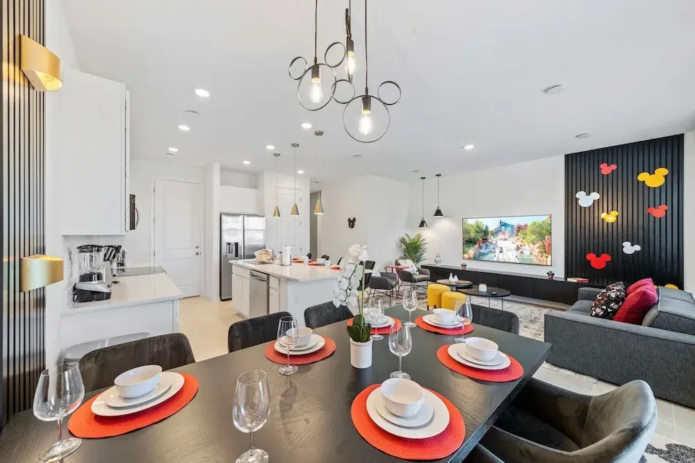 1043 Plantation Lane