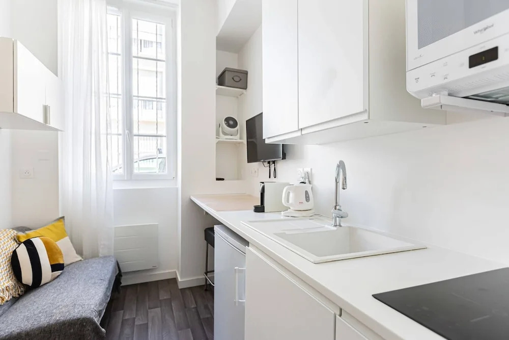 Cosy studio at Paul Doumer, by GuestReady