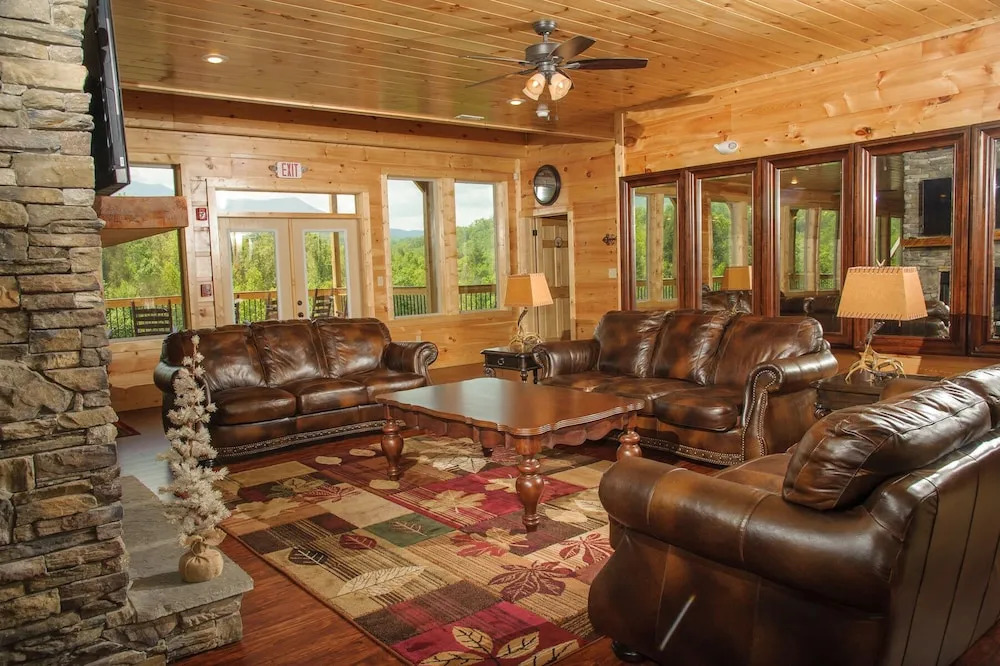 Foxwood Mansion - Fourteen Bedroom Cabin