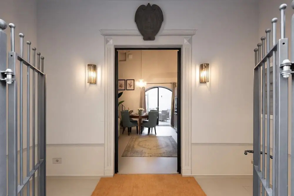 Gallo Cedrone a Home With Outdoor