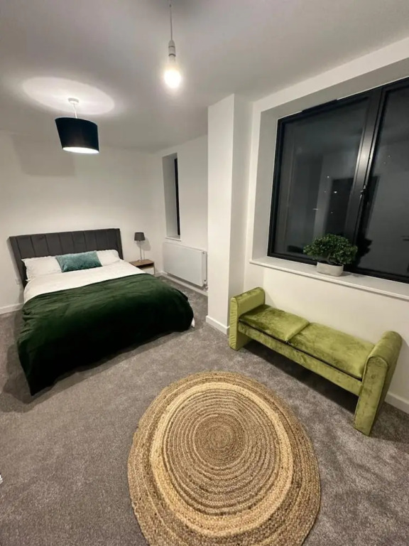 Immaculate 4-bed House Near City Airport