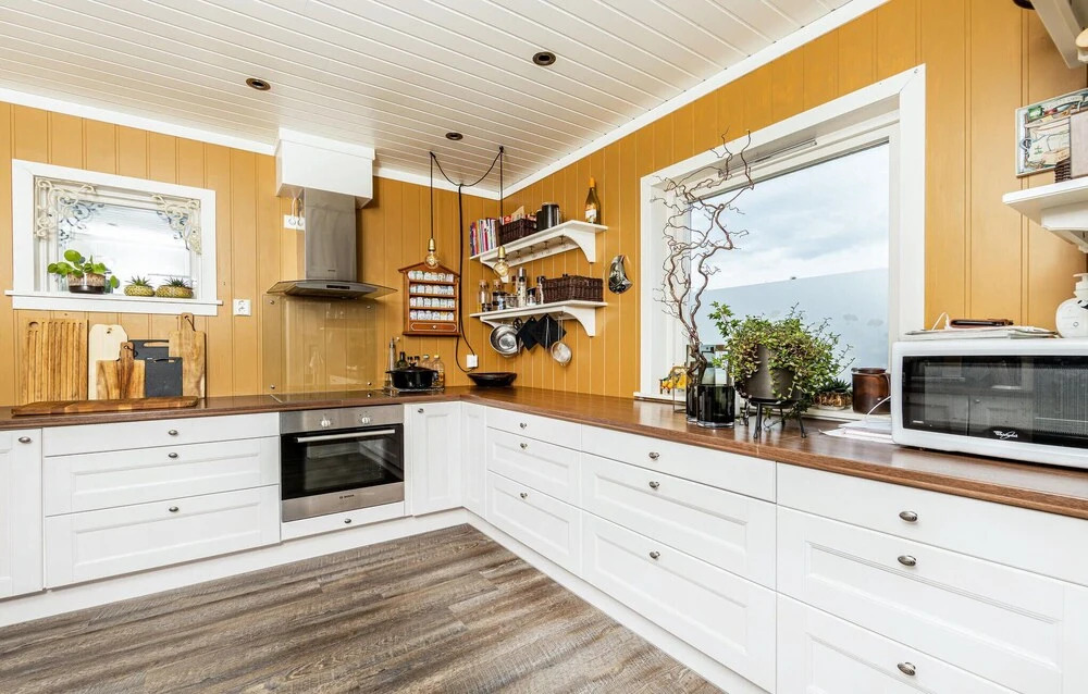 Gorgeous Home In Vestnes With Wifi