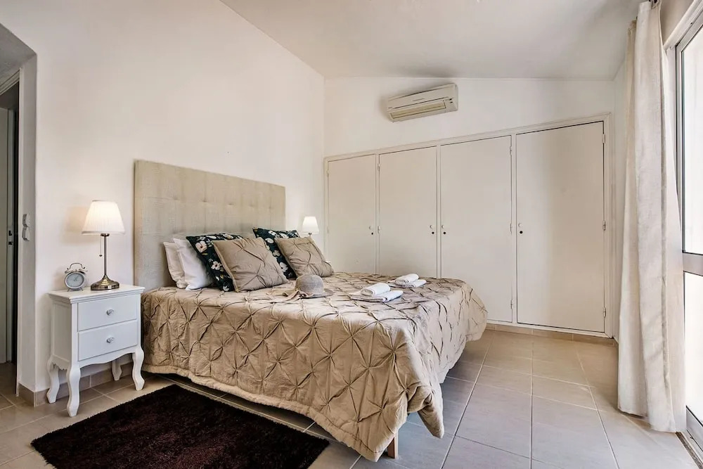 Villa Joya in Loule With 4 Bedrooms and 4 Bathrooms