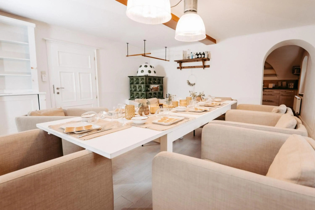 Chalet Green Pastures, romantic country side farm with pool near Salzburg