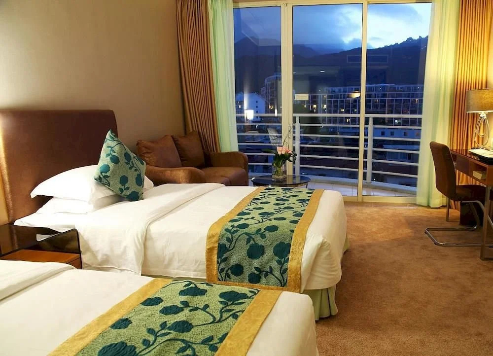 La Waterfront Hotel