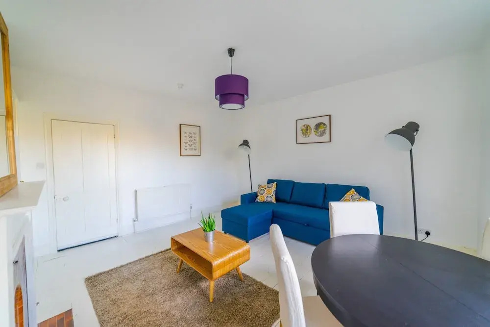 Bright Modern Oldfield Apartment