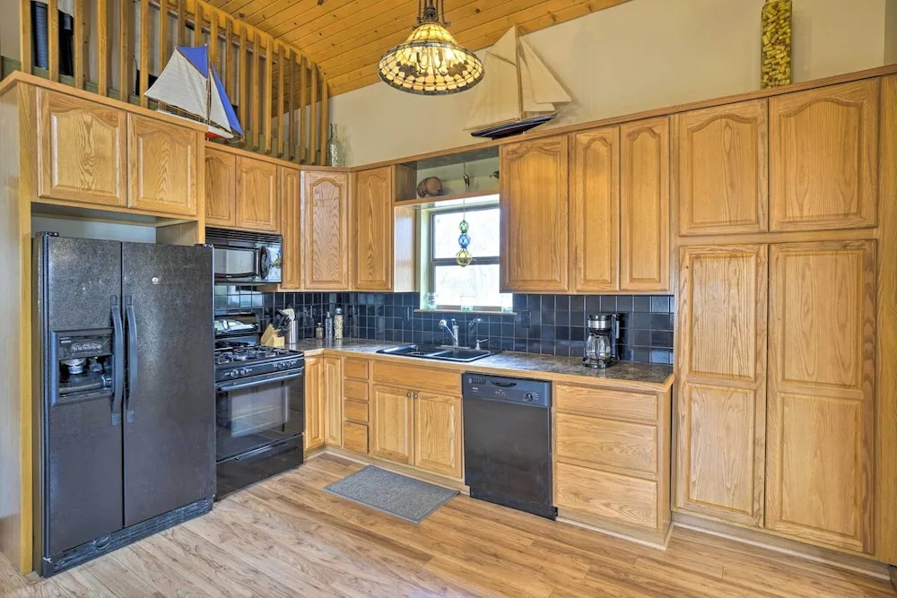 Spacious Buckeye Lake Home w/ Hot Tub & Fire Pit!