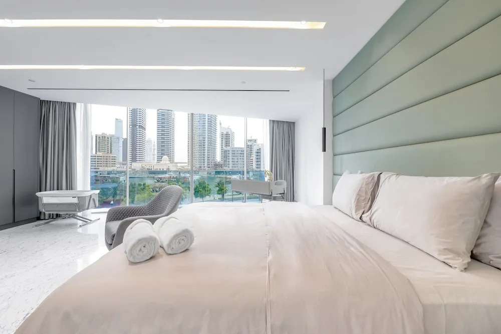 Luxe Dubai Marina 3Flr 4BR w Pool Sauna