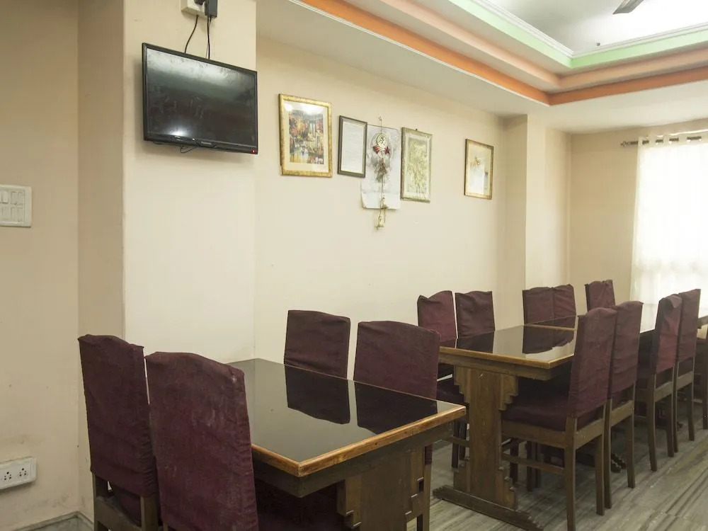 Keswani Group Hotel White Mountain - 200 Metres From MG Marg