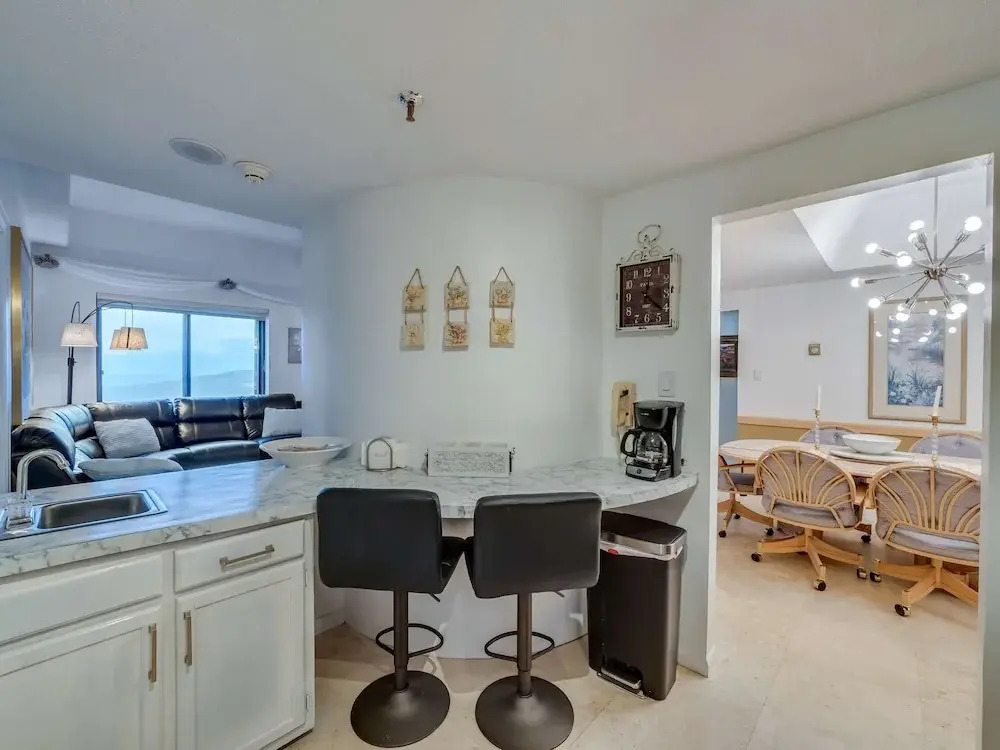 Uhost AI 2BR Condo w Balcony Great Views